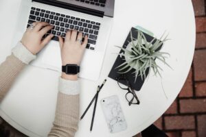 Avantages de travailler avec des agences ou des freelances à proximité géographique.