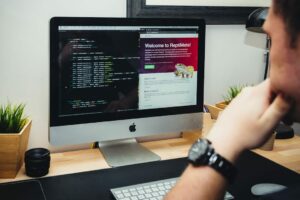Comment la maintenance et le support post-lancement influencent le choix de votre prestataire de site web