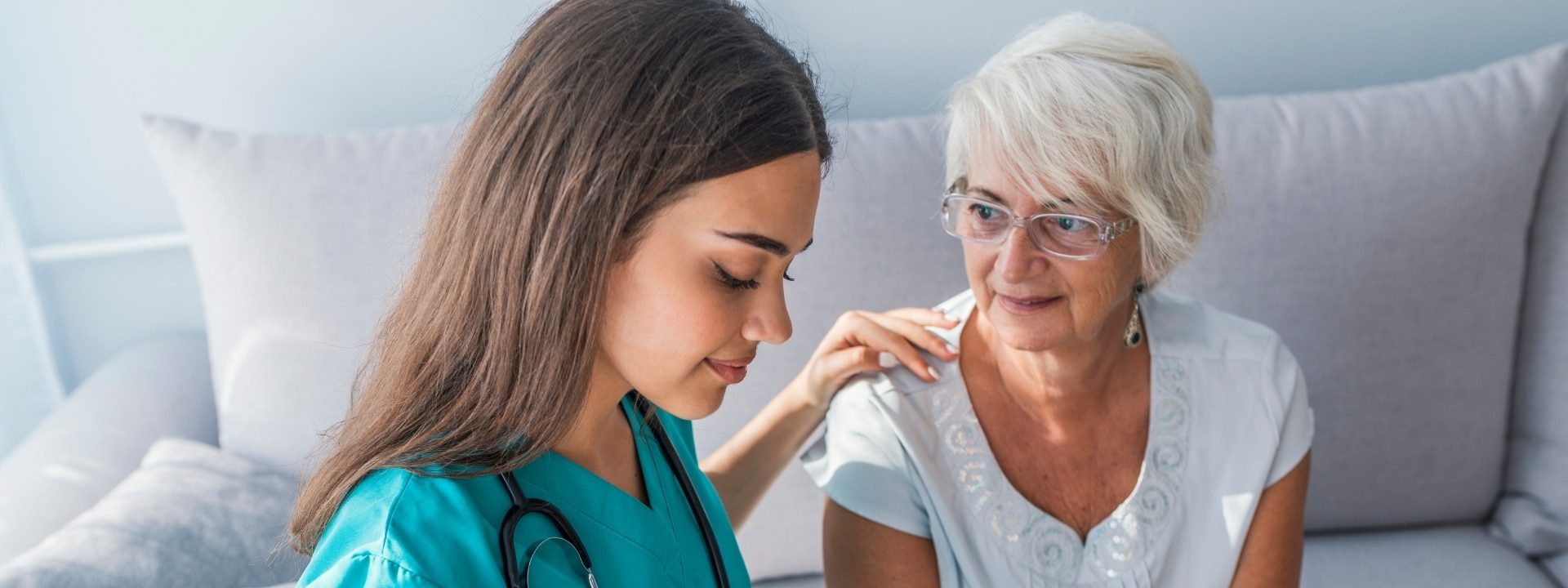 Infirmière du cabinet Soins & Présence en visite chez un patient