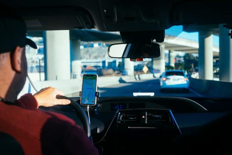 Comment une application mobile peut améliorer la gestion des trajets et des clients pour les taxis